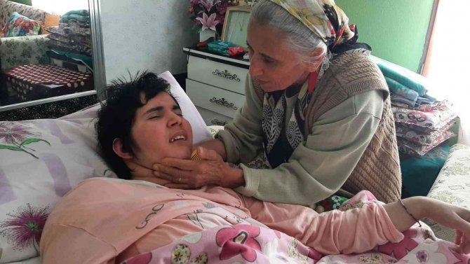 Teyze Ve Yeğeninin Ağlatan Dramı