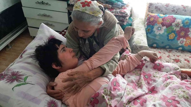Teyze Ve Yeğeninin Ağlatan Dramı