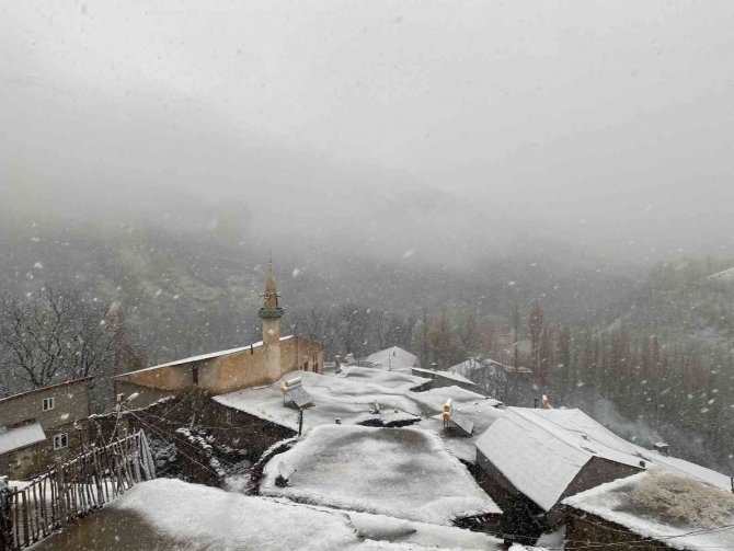 Bahçesaray’ın Yüksek Kesimlerinde Kar Yağışı