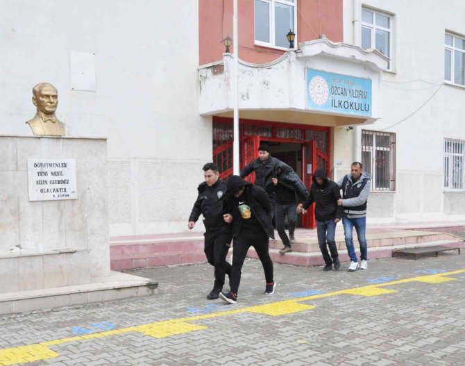 Yozgat’ta Başkasının Yerine Ehliyet Sınavına Girmeye Çalışan Şahıs Pencereden Atlayıp Kaçtı