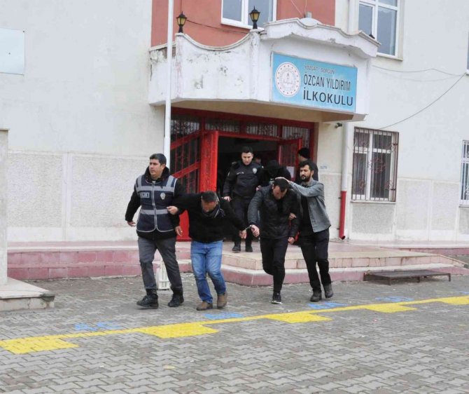Yozgat’ta Başkasının Yerine Ehliyet Sınavına Girmeye Çalışan Şahıs Pencereden Atlayıp Kaçtı