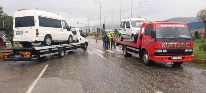 Zonguldak’ta İki Araç Kafa Kafaya Çarpıştı: 2 Yaralı