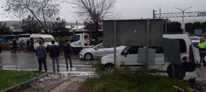 Zonguldak’ta İki Araç Kafa Kafaya Çarpıştı: 2 Yaralı