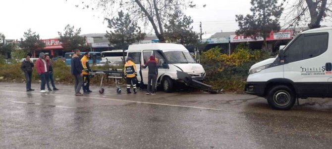 Zonguldak’ta İki Araç Kafa Kafaya Çarpıştı: 2 Yaralı