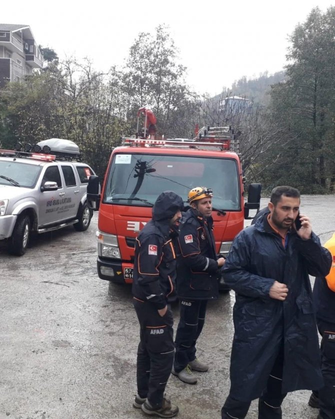 Taşan Derede Kalan Sürücünün İmdadına Ekipler Yetişti