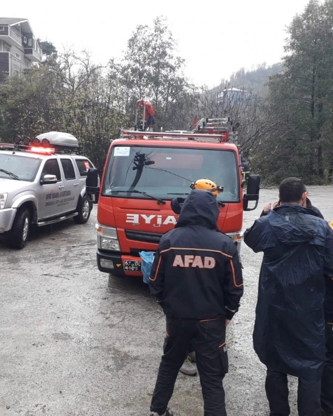 Taşan Derede Kalan Sürücünün İmdadına Ekipler Yetişti