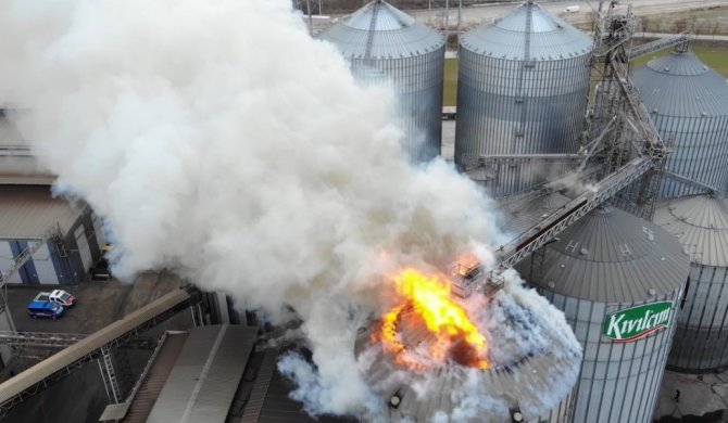 Edirne’de Yağ Fabrikasındaki Yangın Ürkütücü Boyuta Ulaştı