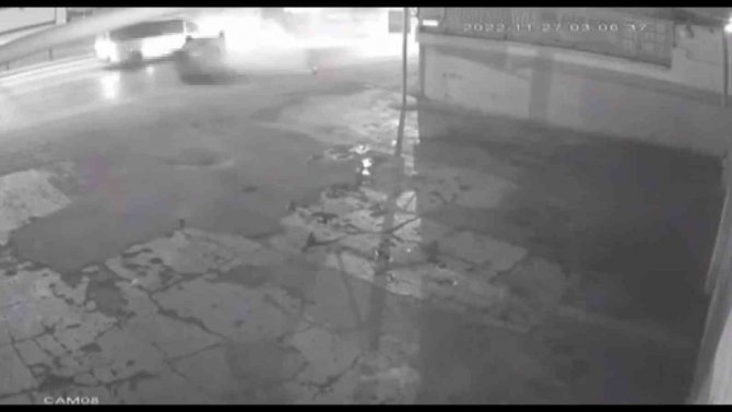 Otomobil, Yolun Karşısındaki Servis Aracına Çarparak Durabildi