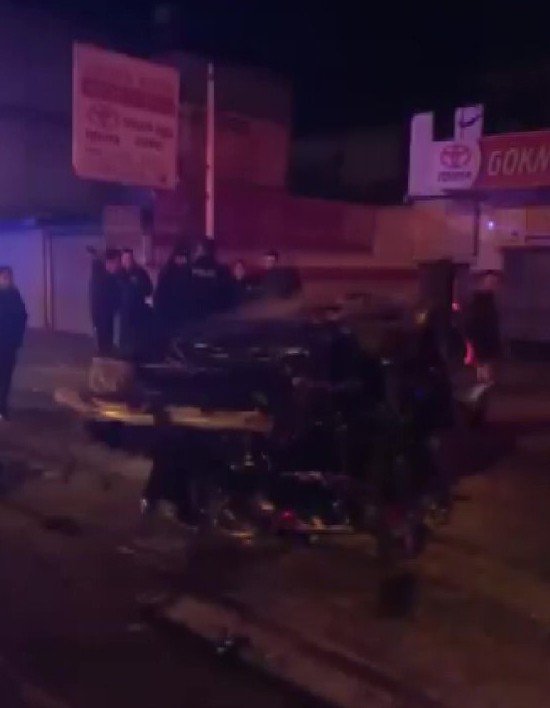 Otomobil, Yolun Karşısındaki Servis Aracına Çarparak Durabildi