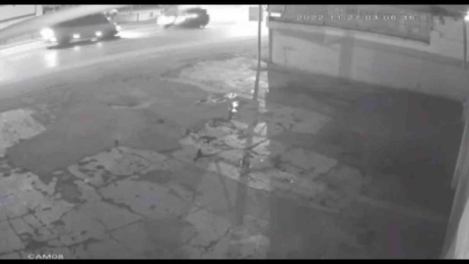 Otomobil, Yolun Karşısındaki Servis Aracına Çarparak Durabildi