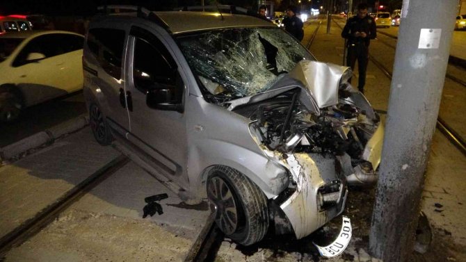 Kontrolden Çıkan Araç Tramvay Elektrik Direğine Çarptı: 1 Ölü, 3 Yaralı