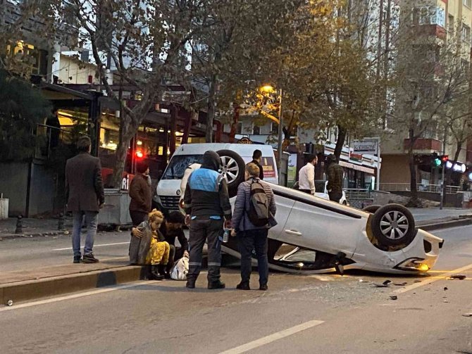 Ataşehir’de Sürücüsünün Kontrolü Kaybettiği Otomobil, Park Halindeki İki Araca Çarparak Takla Attı: 2 Yaralı