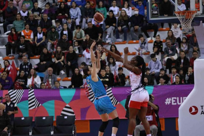 Türkiye, Slovenya Engelini Aştı