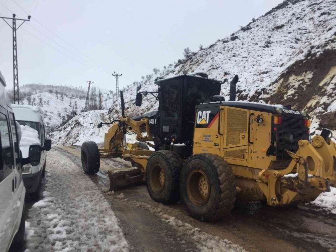 Batman’da Etkili Olan Kar Yağışı Köy Yollarını Ulaşıma Kapattı