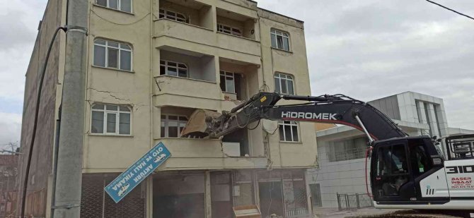 Bakan Murat Kurum, Depremde Hasar Gören Binanın Yıkım Çalışmasına Katıldı