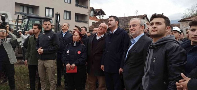 Bakan Murat Kurum, Depremde Hasar Gören Binanın Yıkım Çalışmasına Katıldı