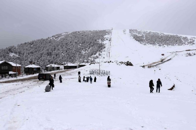 Kar Yağışını Duyan Zigana Kayak Merkezine Akın Etti