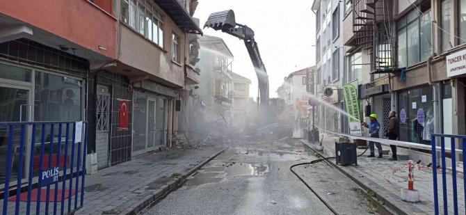 Düzce’de Ağır Hasarlı Binaların Yıkımına Başlandı