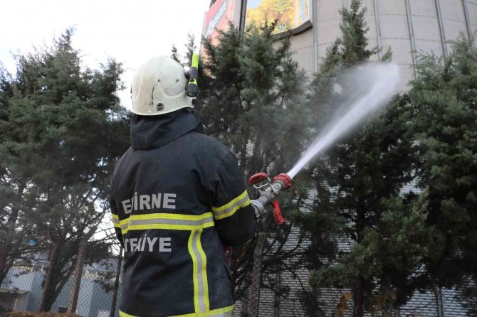 Edirne’de Fabrikada Çıkan Yangına Müdahale Ediliyor
