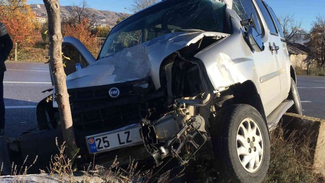 Ağaca Ve Aydınlatma Direğine Çarpan Hafif Ticari Araç Asılı Kaldı: 1 Yaralı