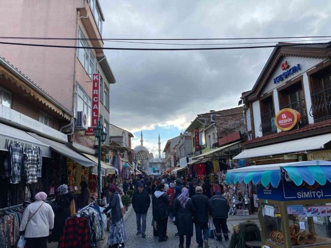 Eskişehir’de Soğuk Havaya Rağmen Ortaya Çıkan Alışveriş Kalabalığı Dikkat Çekti