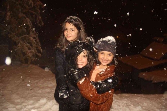 Hakkari’de 45 Köy, 110 Mezra Yolu Ulaşıma Kapandı