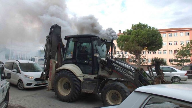 İ̇ş Makinesinden Yükselen Dumanlar Korkuttu