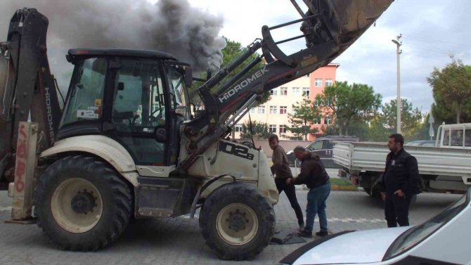 İ̇ş Makinesinden Yükselen Dumanlar Korkuttu