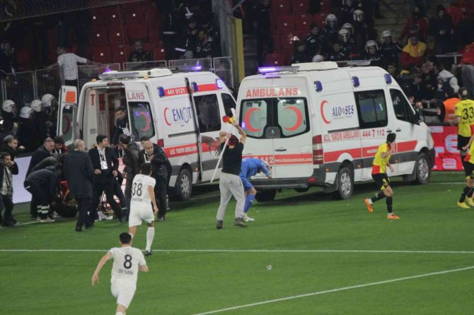 İ̇zmir Derbisinde Olaylar Çıktı, Maç Ertelendi