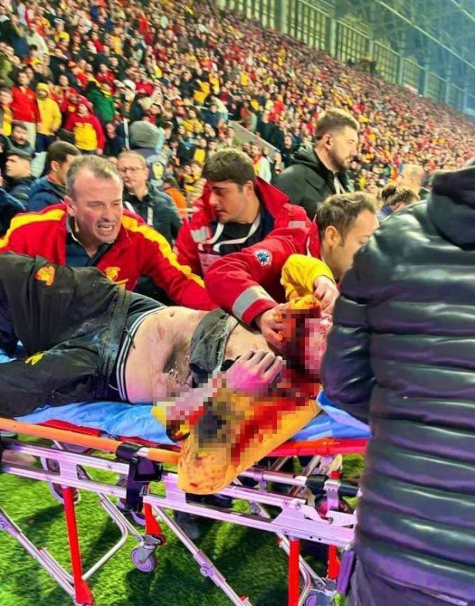 İ̇zmir Derbisinde Olaylar Çıktı, Maç Ertelendi