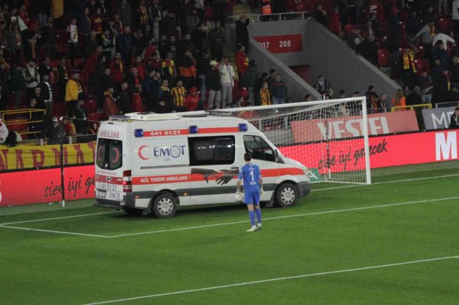 İ̇zmir Derbisinde Olaylar Çıktı