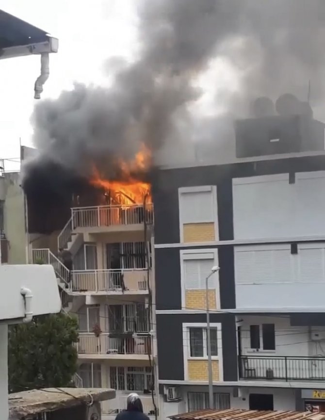 İ̇zmir’de 4 Katlı Binanın Çatı Katı Alev Alev Yandı