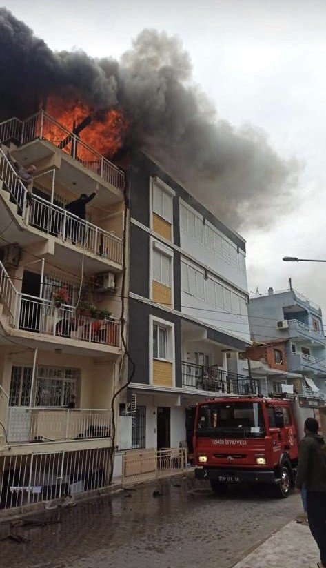 İ̇zmir’de 4 Katlı Binanın Çatı Katı Alev Alev Yandı