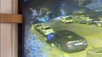 Kadıköy’de Kasklı Şahıs, Önce Otomobilin Camını Kırdı Ardından Otomobilin Hayalet Göstergesini Çaldı