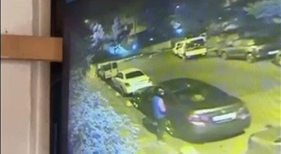 Kadıköy’de Kasklı Şahıs, Önce Otomobilin Camını Kırdı Ardından Otomobilin Hayalet Göstergesini Çaldı