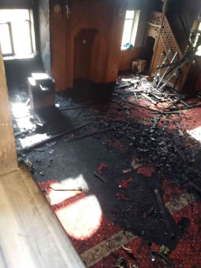 Camideki Yangında Kur’an-ı Kerim Yanmadı