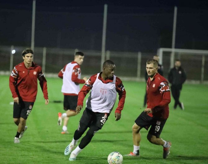 Sivasspor’un Antalya Kampı Sürüyor