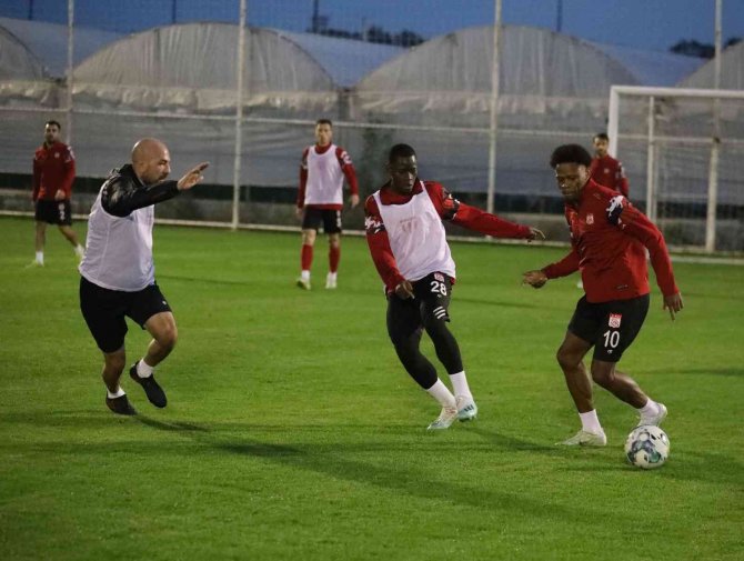 Sivasspor’un Antalya Kampı Sürüyor