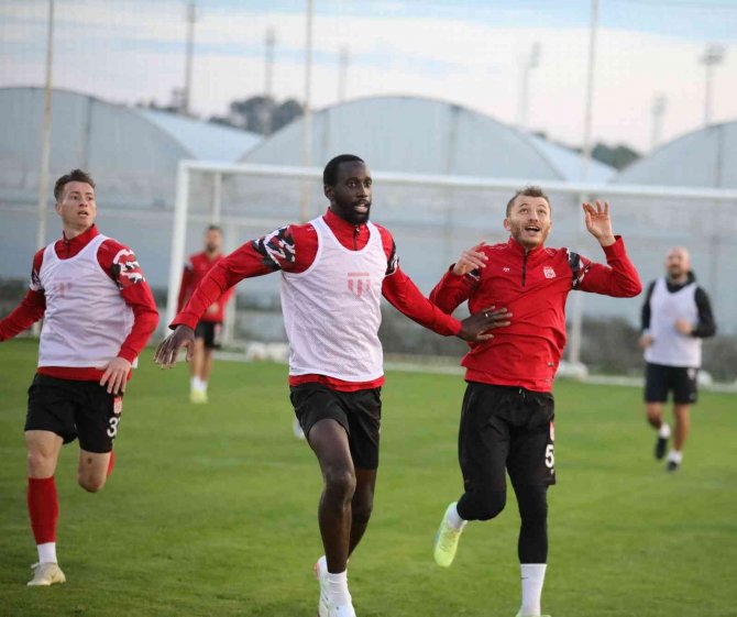 Sivasspor’un Antalya Kampı Sürüyor