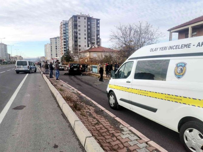 Husumetlisinin Aracına Çarparak Durdurdu, Sonra Bıçakladı