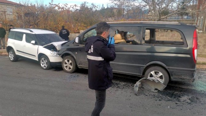 Husumetlisinin Aracına Çarparak Durdurdu, Sonra Bıçakladı
