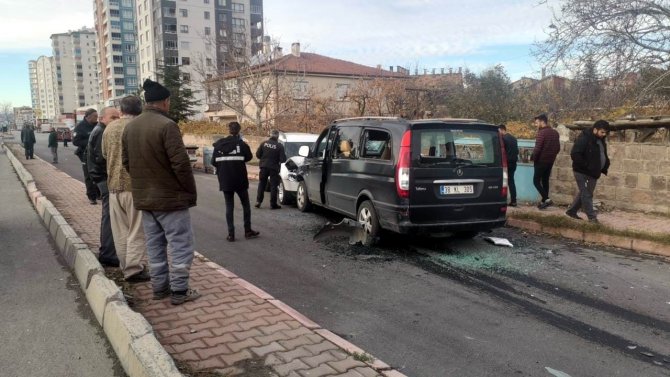 Husumetlisinin Aracına Çarparak Durdurdu, Sonra Bıçakladı