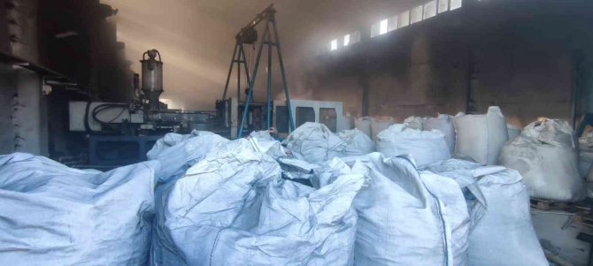 Alaşehir’de Plastik Kasa Fabrikasında Yangın