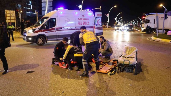 Otomobille Motosikletlinin Karıştığı Kazada Kurye Yaralandı