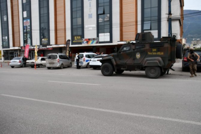 Barışmak İçin Çağırdığı Yengesini Öldürdü, 2 Akrabasını Da Rehin Aldı