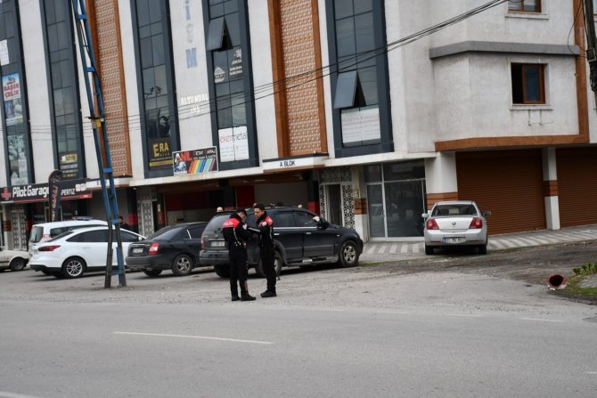 Barışmak İçin Çağırdığı Yengesini Öldürdü, 2 Akrabasını Da Rehin Aldı