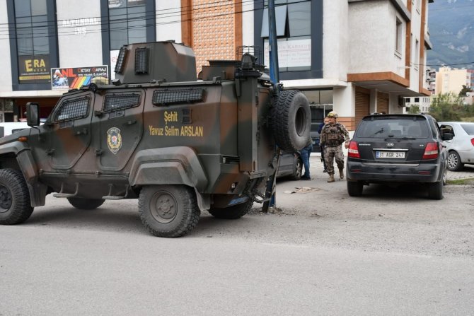 Barışmak İçin Çağırdığı Yengesini Öldürdü, 2 Akrabasını Da Rehin Aldı