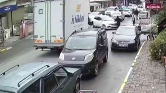 Sultanbeyli’de Yolun Karşısına Geçen Kadına Otomobil Çarptı