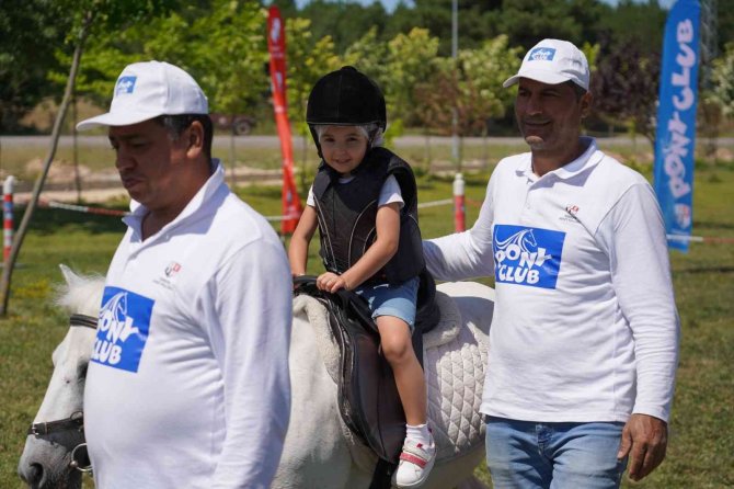 Yazdan Kalma Havada Bine Yakın Çocuk Ata Binme Fırsatı Buldu