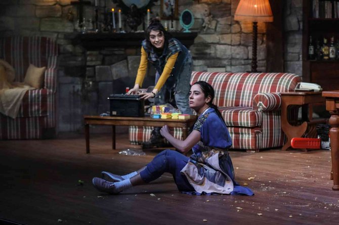 Bursalı Tiyatroseverler İki Kız Kardeşin Etkileyici Hikayesine Tanıklık Edecek